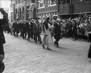 821004 Afbeelding van onder meer Prinses Juliana en Prins Bernhard op het Domplein te Utrecht ter gelegenheid van de ...